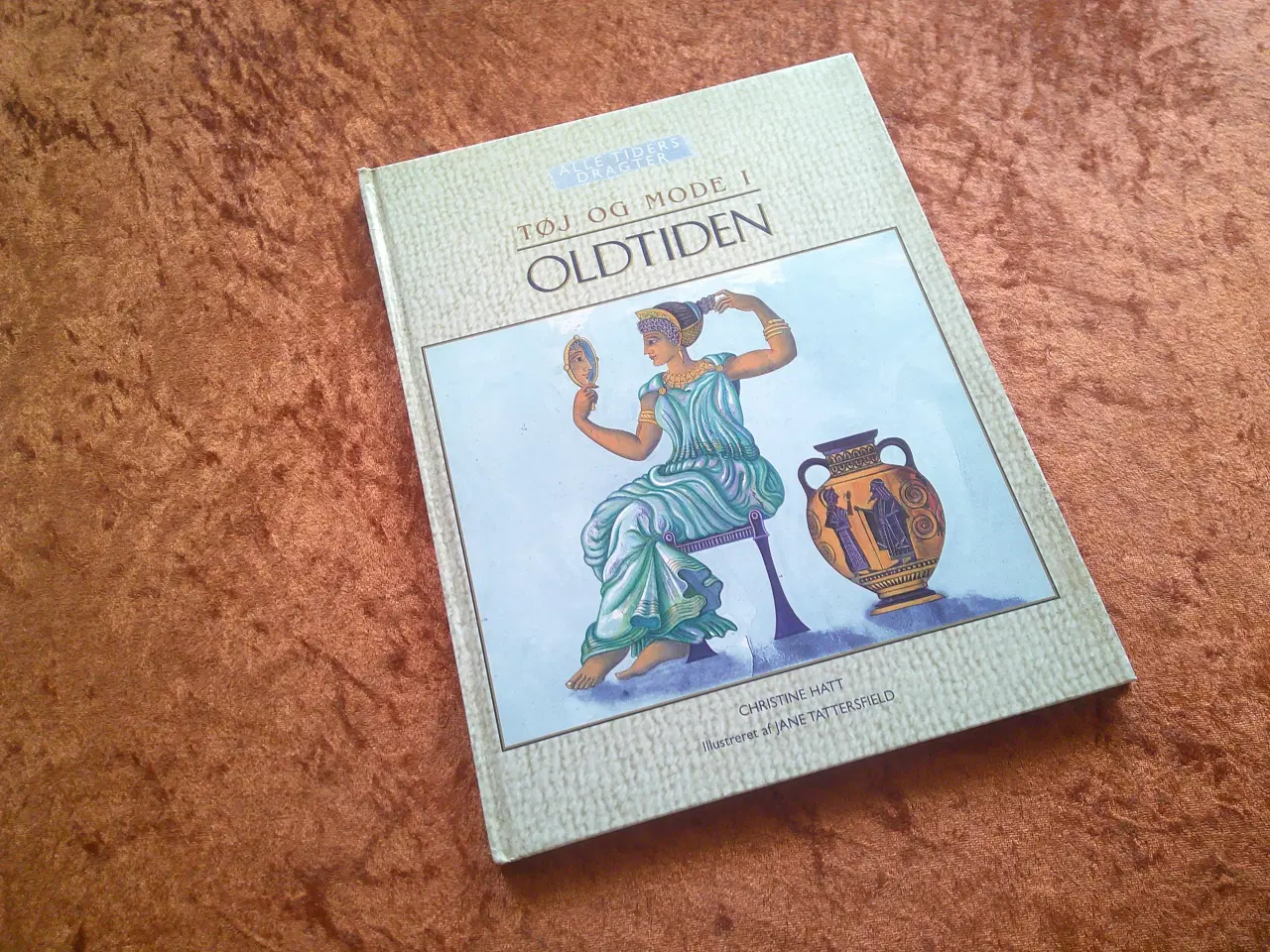Billede 1 - Tøj og mode i oldtiden, Christine Hatt
