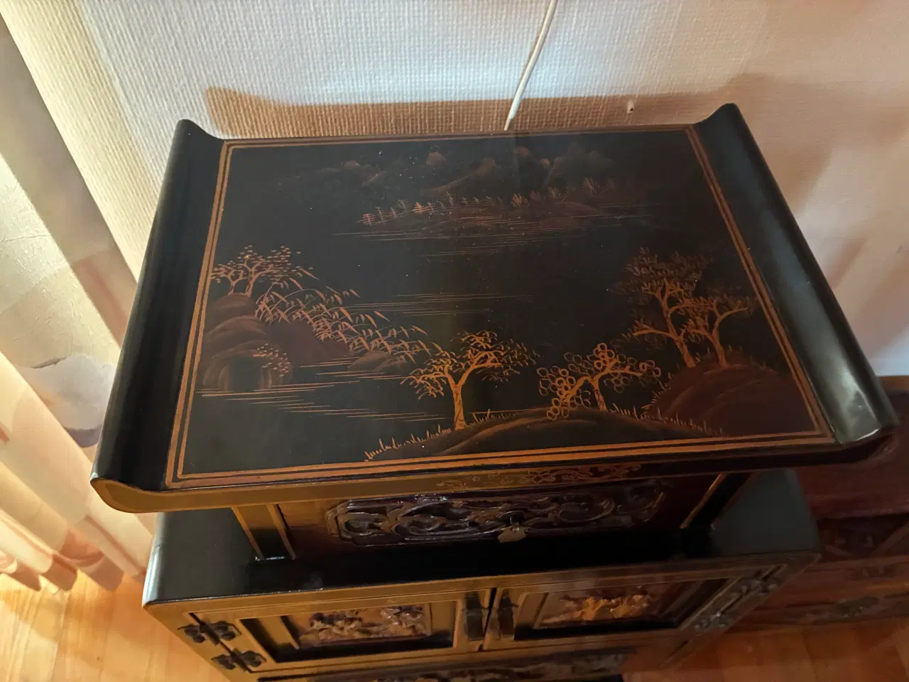 Billede 2 - Antikt lille møbel med skuffer og 2 små låger