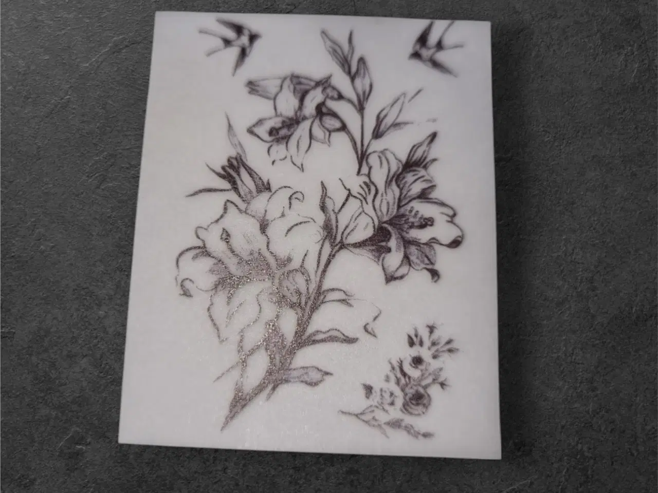 Billede 1 - Elegante papirark med gråtonede liljer og svaler