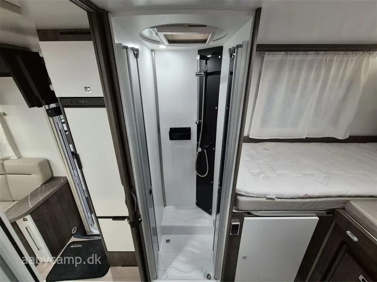 Billede 16 - 2024 - Benimar Tessoro T463 Special Edition   Nk. pakke. Automatgear. solceller. markise. to stk. 95Ah Batterier. smart tv med soundbar. lyse lædersæder.  KUN 16000 KM!!!