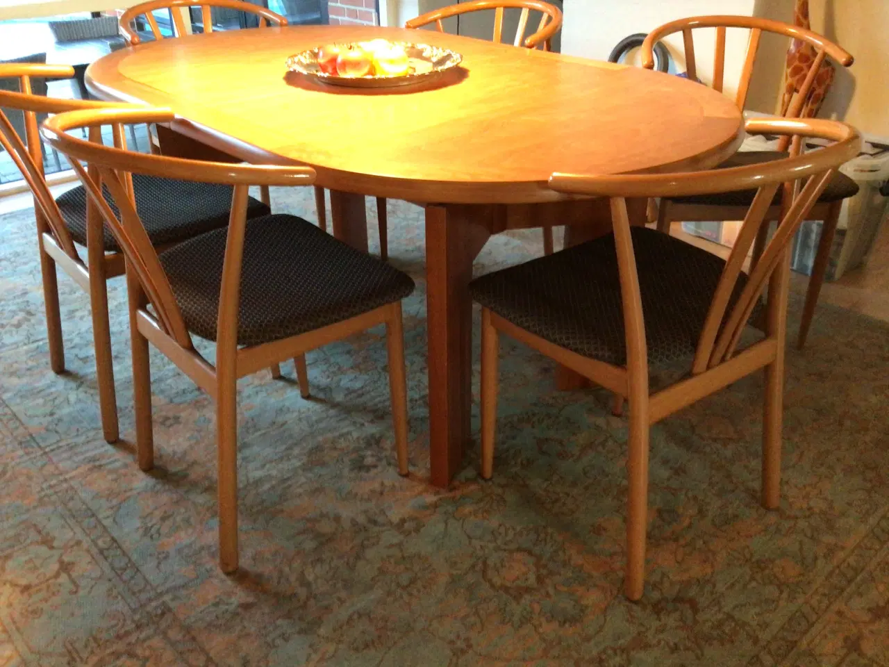 Billede 2 - Spisebord med 6 stole og lampe