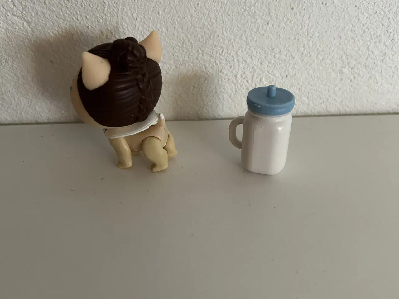 Billede 2 - L.O.L figur med tilbehør
