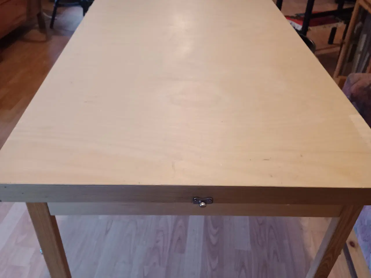 Billede 1 - Tapetserbord. Købt hos flygger.