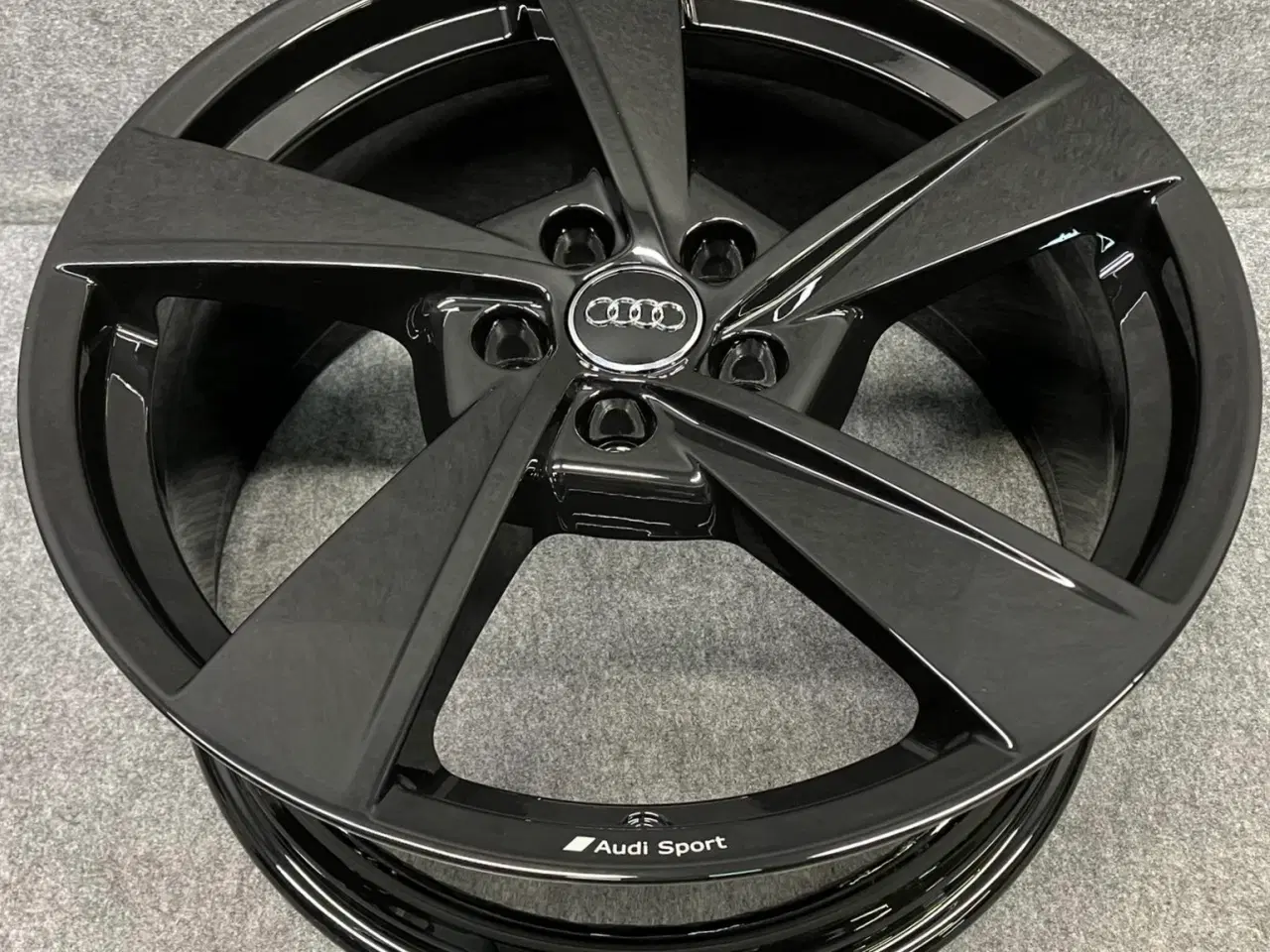 Billede 1 - ALUFÆLGE AUDI A4 B9 8W0 19"
