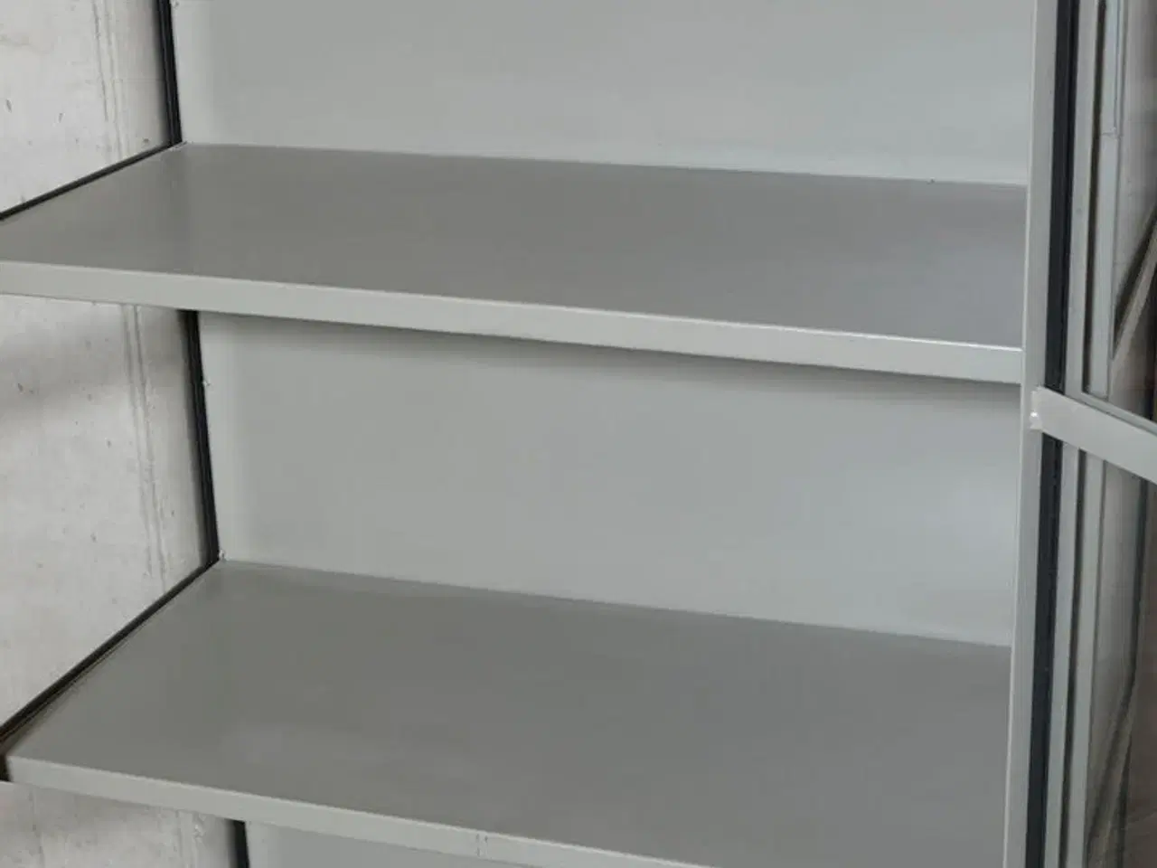 Billede 3 - Nyt Vitrineskab RAW olivegreen