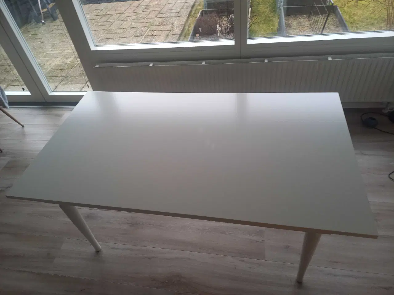 Billede 8 - Hvidt Spisebord med en tillægsplade 