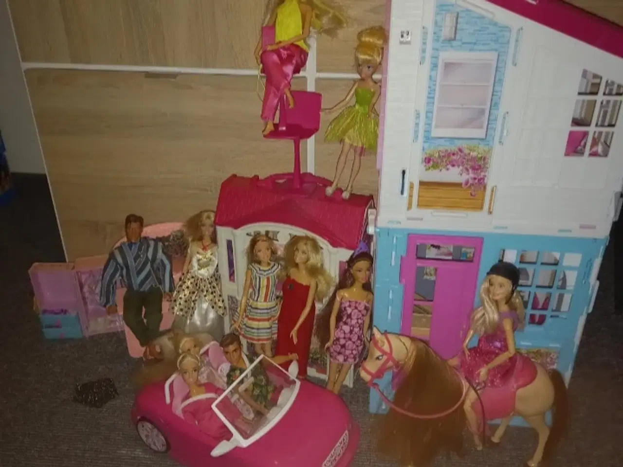 Billede 3 - Stort barbiehus sælges! Med tilbehør!