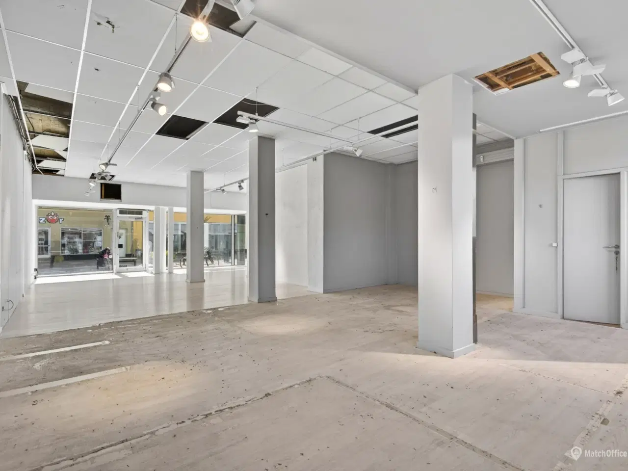 Billede 5 - Synligt og velplaceret butikslejemål med rigtig fin facade og udstillingsfaciliteter