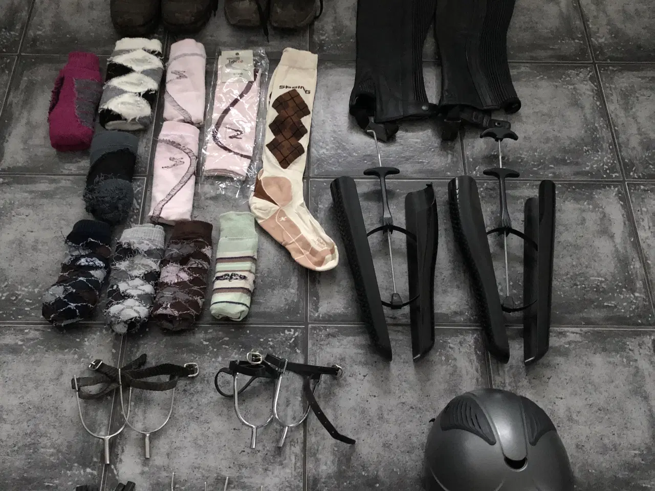 Billede 1 - ridetøjs pakke med bla sko, hjelm,leggings, sporer