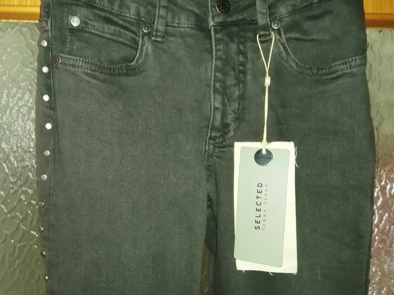 Billede 1 - NYE SELECTED JEANS MED NITTER, W 25