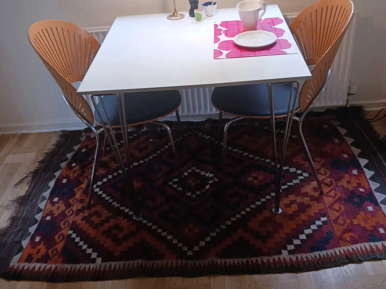 Billede 1 - Arkitekttegnet kvadratisk spisebord