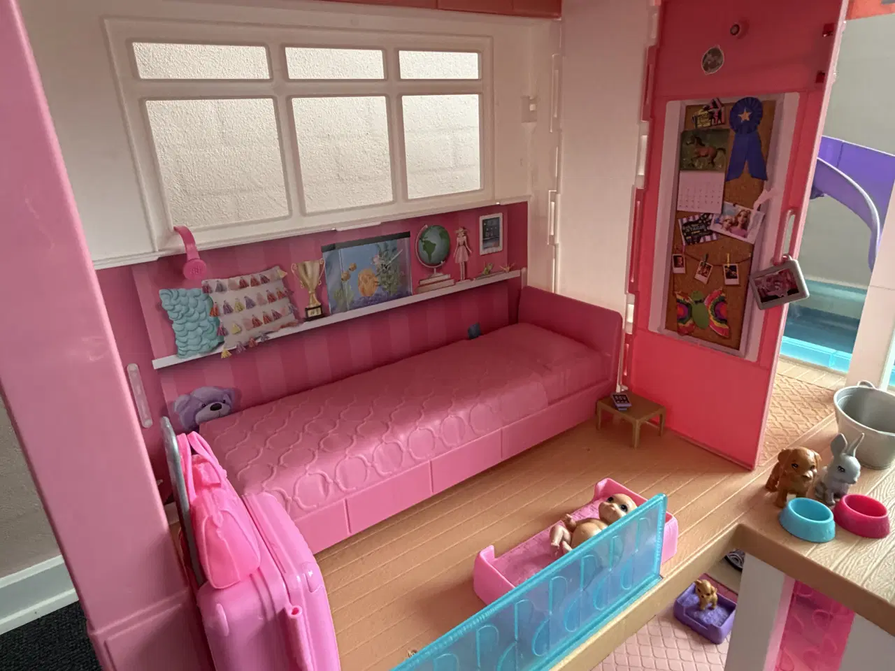 Billede 6 - Barbiehus med bil, elevator og pool