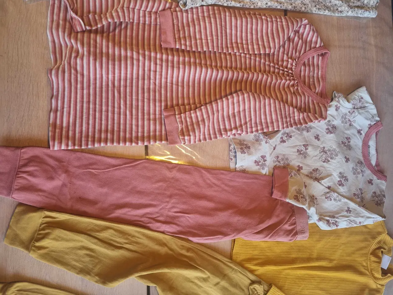 Billede 3 - Blandet børnetøj str 98