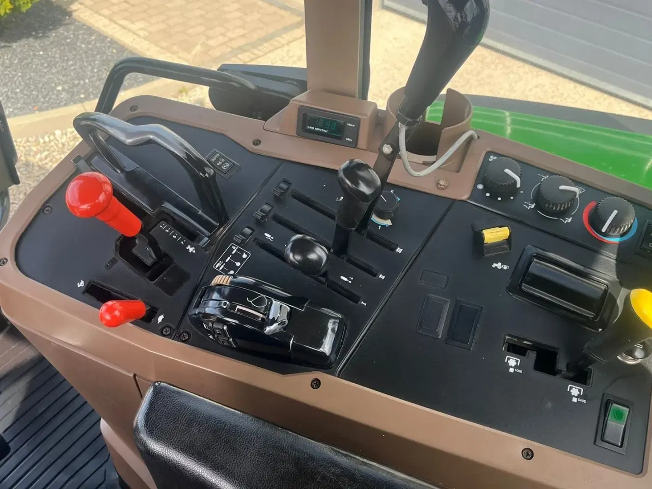 Billede 7 - John Deere 7710 8.1L motor, store hjul og frontlift. En ejeres velholdt gård traktor.