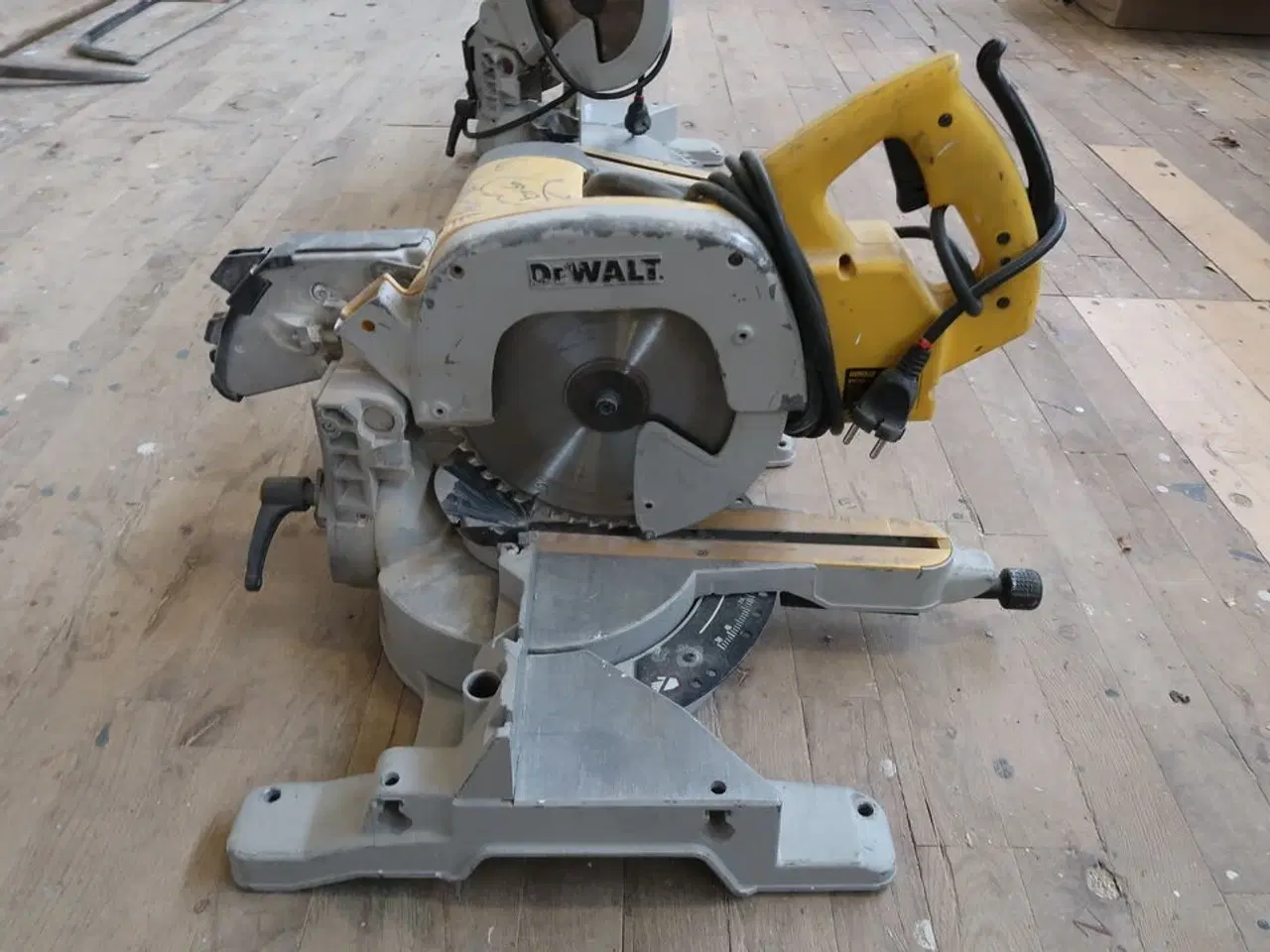 Billede 1 - Kap-/geringssav, Dewalt DW707