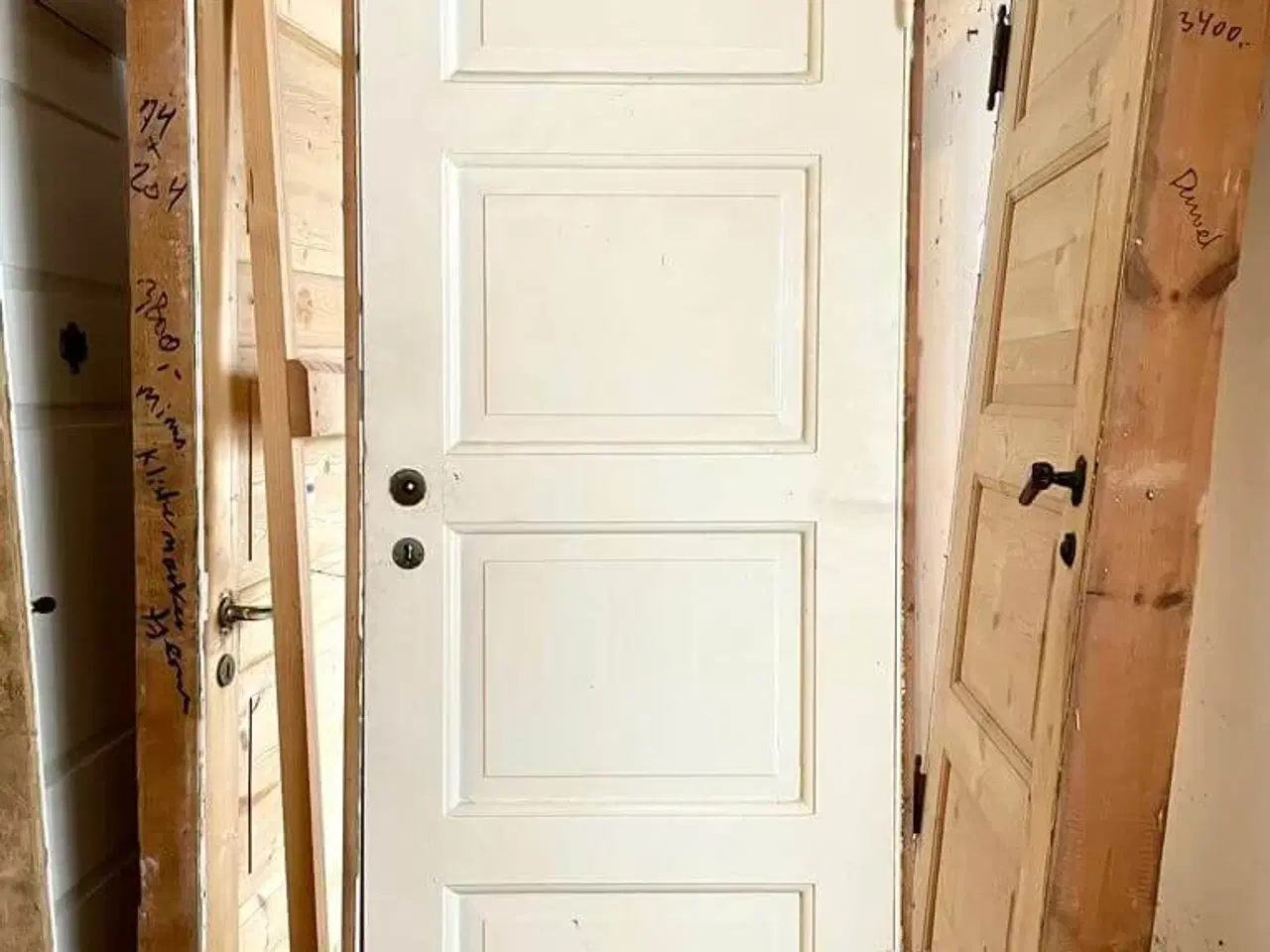 Billede 1 - Klassisk, smal fyldningsdør m. karm