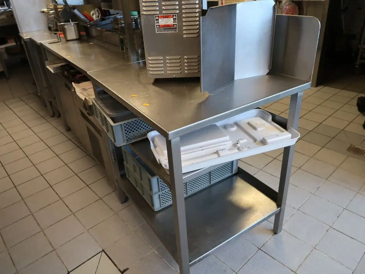 Billede 1 - Rustfri stålbord med indhold (brødrister medfølger ikke)