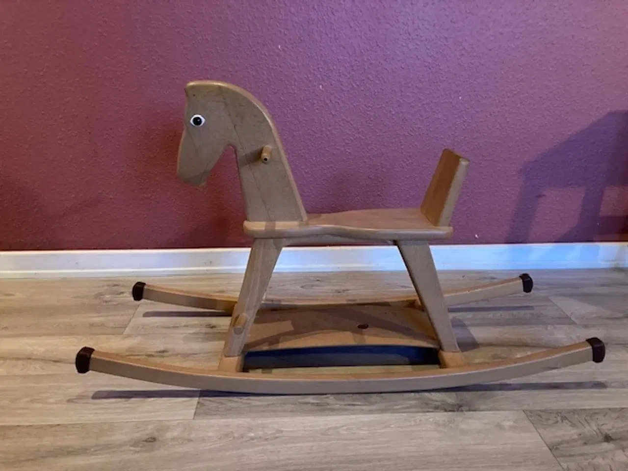 Billede 2 - Gyngehest i lakeret bøg