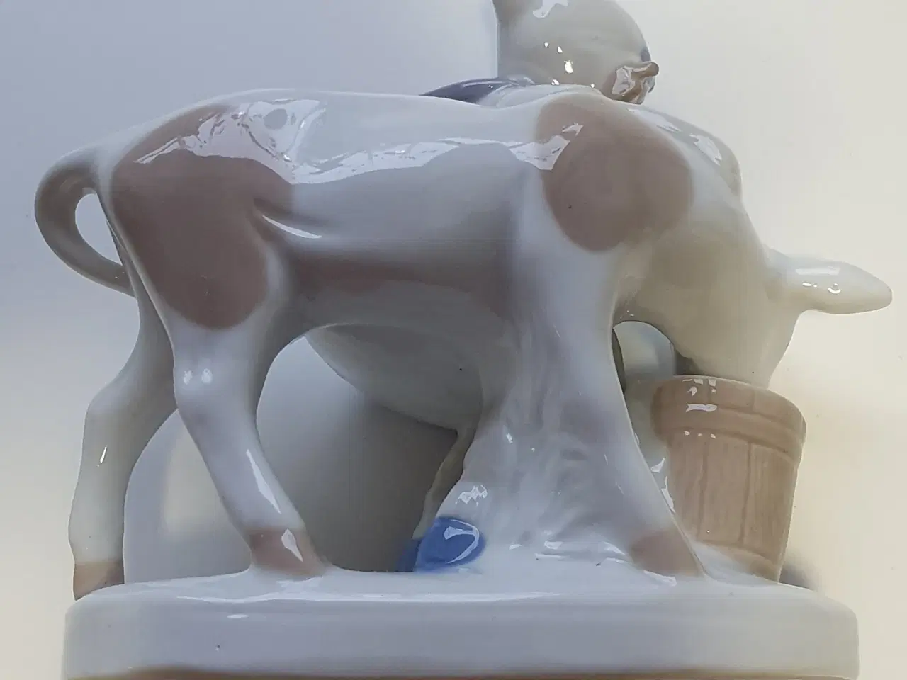 Billede 2 - Porcelænsfigur - Pige med kalv