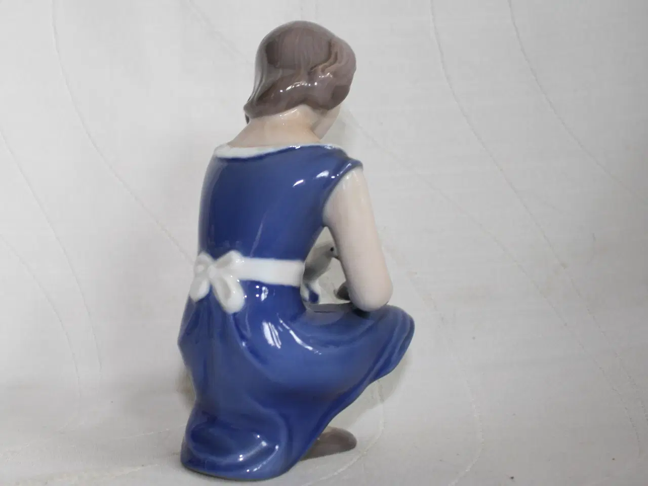 Billede 7 - Pige med due, figur fra Bing & Grøndahl 