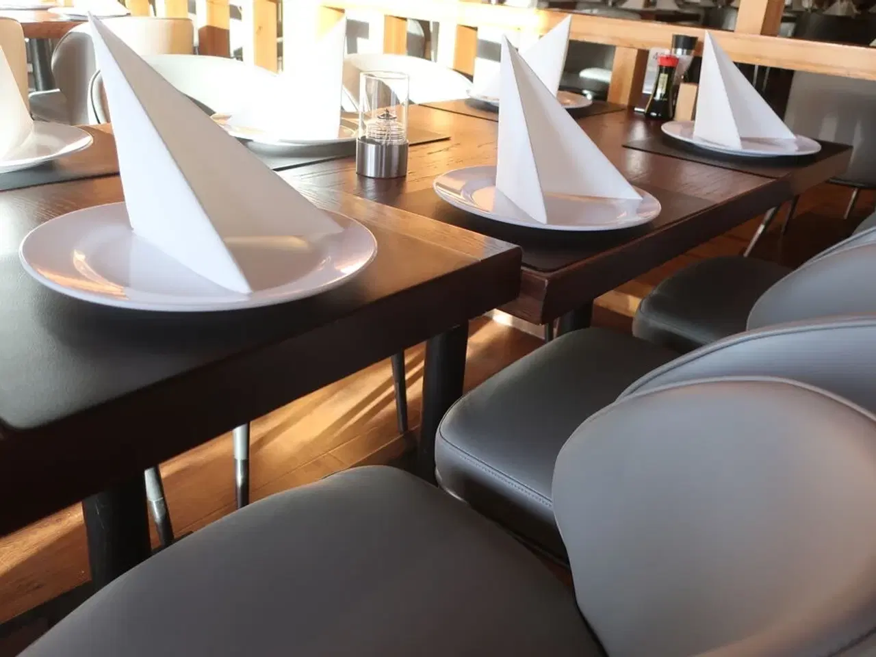 Billede 4 - 2 borde og 6 nye stole