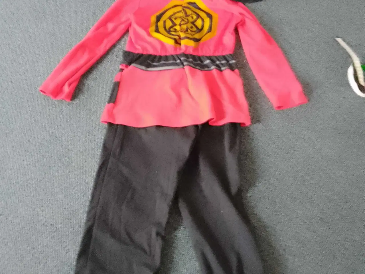 Billede 3 - Lego Ninjago dragt str 104-110