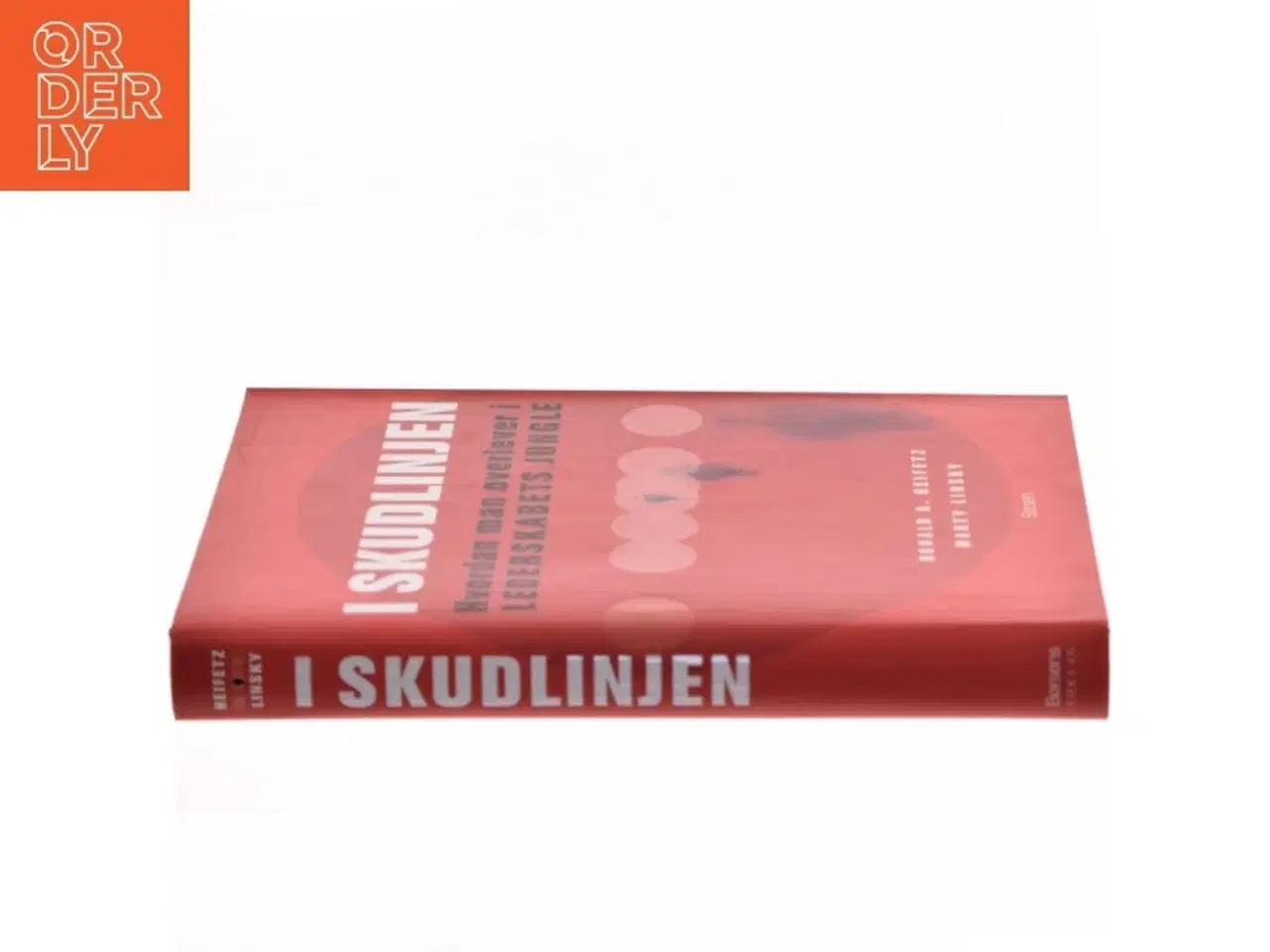 Billede 2 - I skudlinjen : hvordan man overlever i lederskabets jungle (Bog)