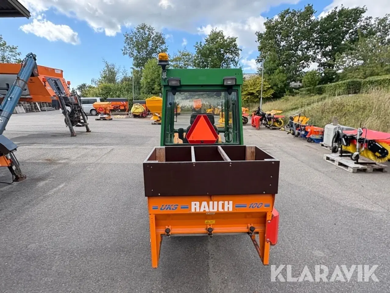 Billede 5 - Traktor John Deere 855 med kost og udlægger