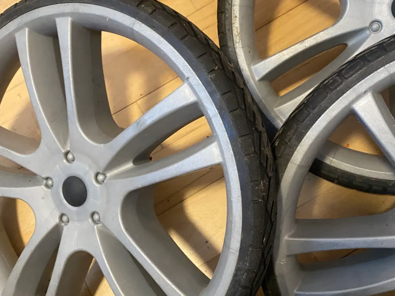 Billede 2 - originale punkterfri hjul til Odder barnevogn.