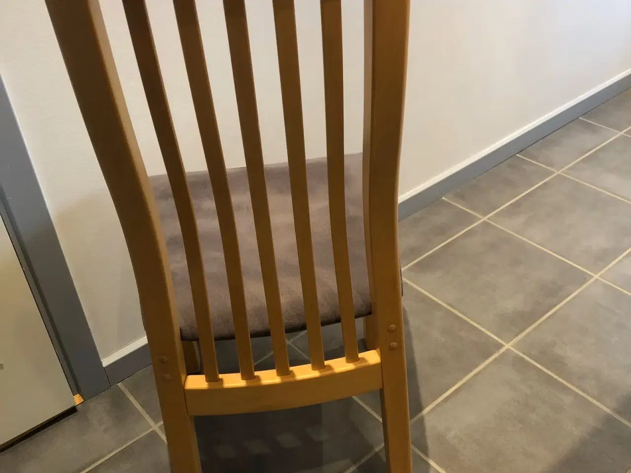 Billede 6 - Spisebord i massiv lakeret bøg med 4 stole