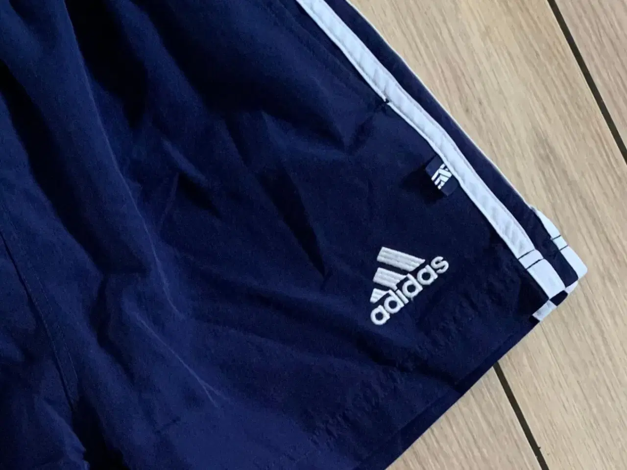 Billede 3 - Adidas shorts str. 140 i navy Adidas 3 stripes
