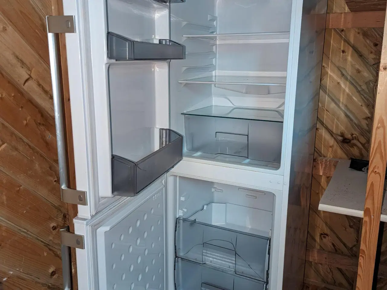 Billede 2 - Køleskab med fryser (to defekte skuffer)