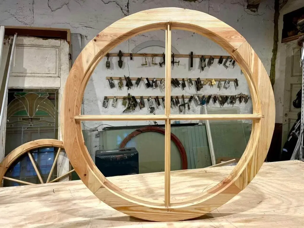 Billede 1 - Rundt, småsprosset vindue m. fire rudefelter (nylavet)