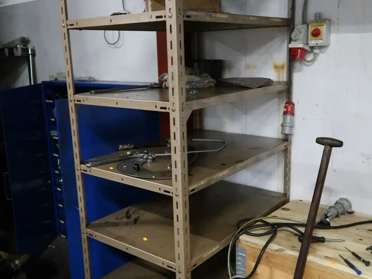 Billede 1 - Reol med indhold