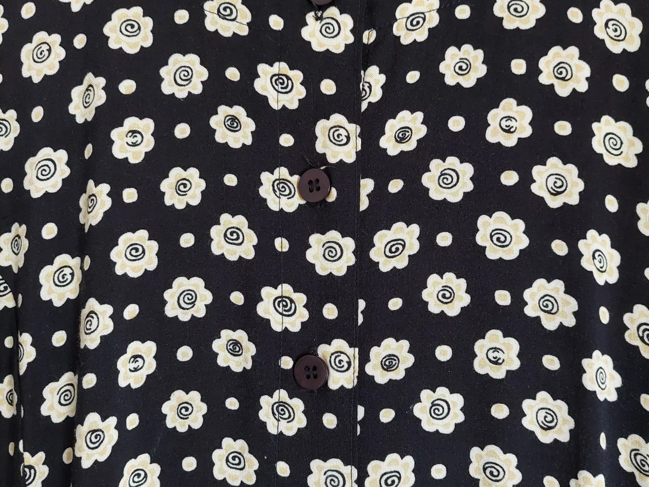 Billede 1 - Pæn Lang Kjole Sort bund m korte ærmer 