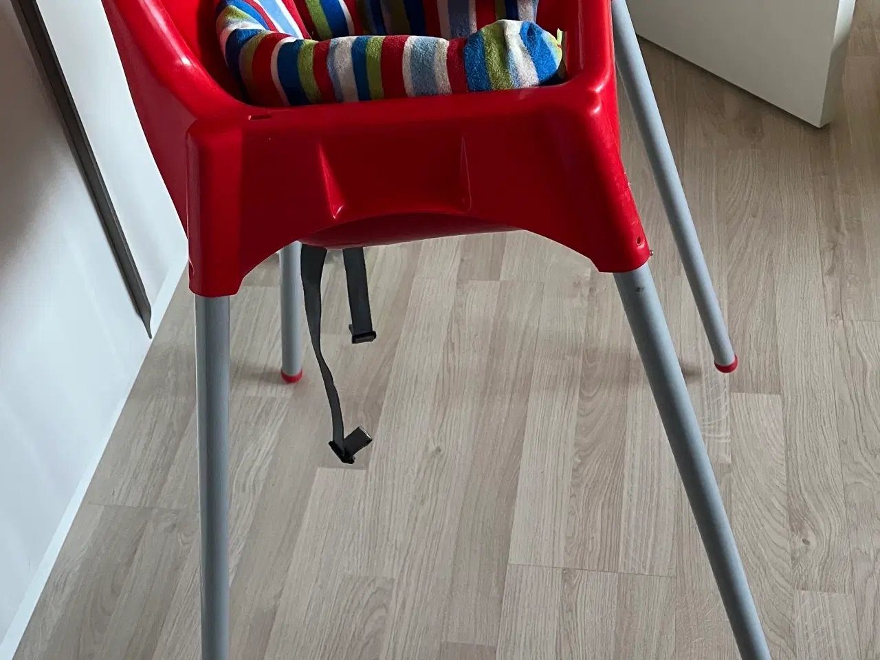 Billede 1 - Høj barnestol Ikea med forlængerbord m.m