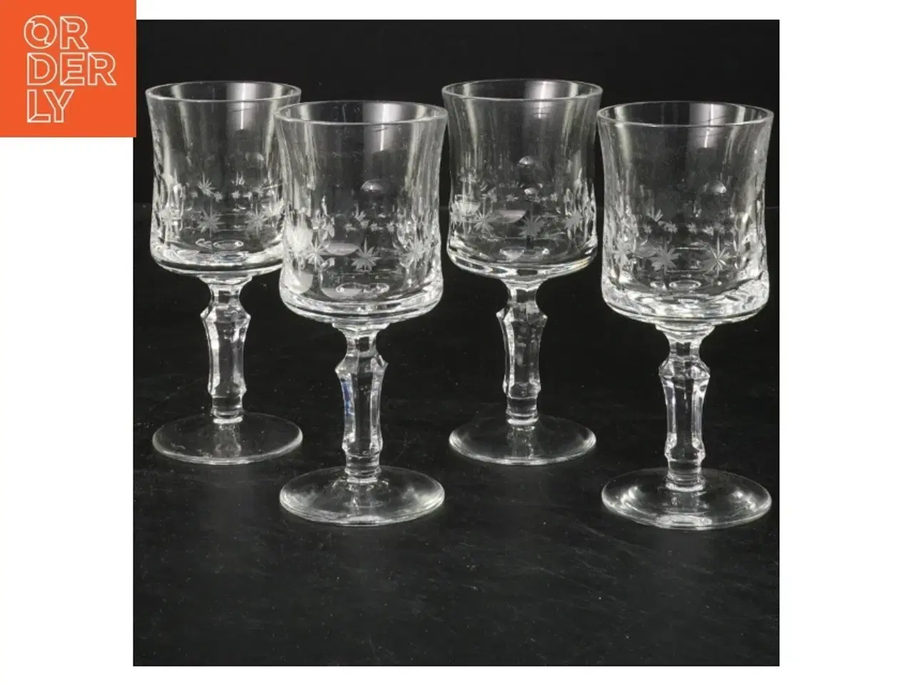 Billede 1 - Sæt af fire krystal vinglas (str. 12x5 cm)
