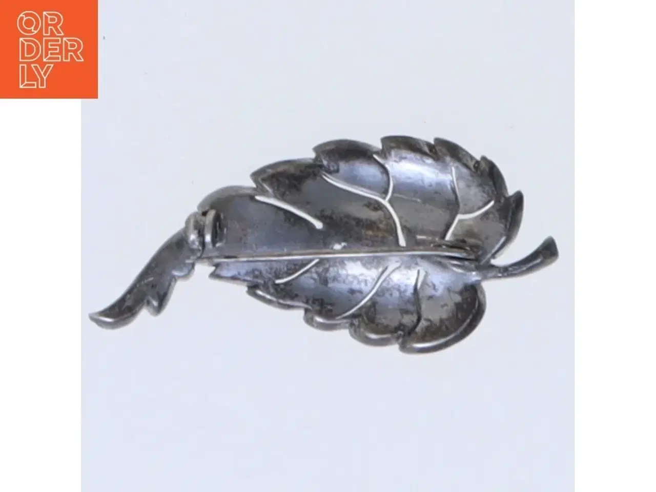 Billede 2 - Broche med blad design (str. 4,5 cm)