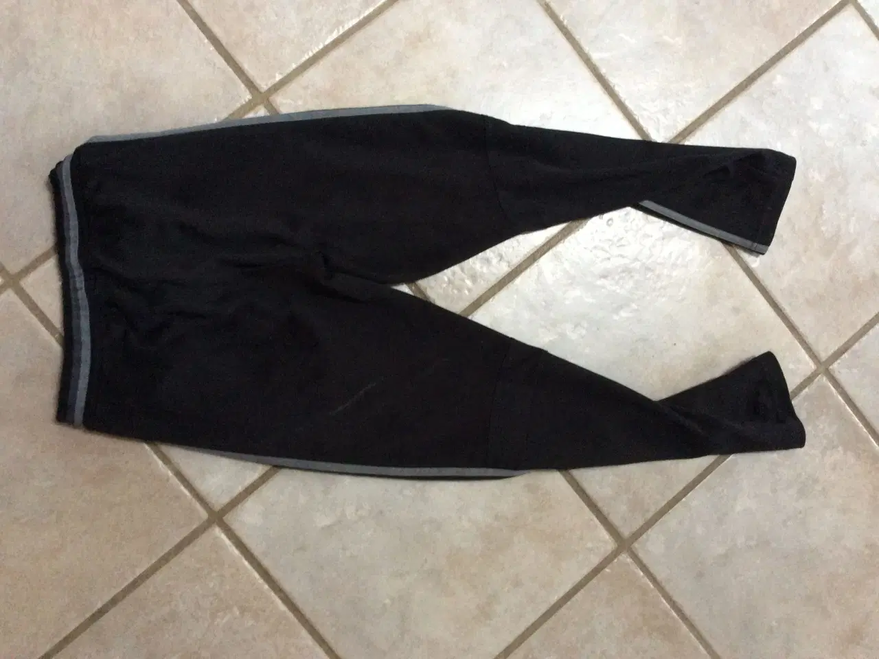 Billede 2 - Adidas bukser sort m grå stribe 