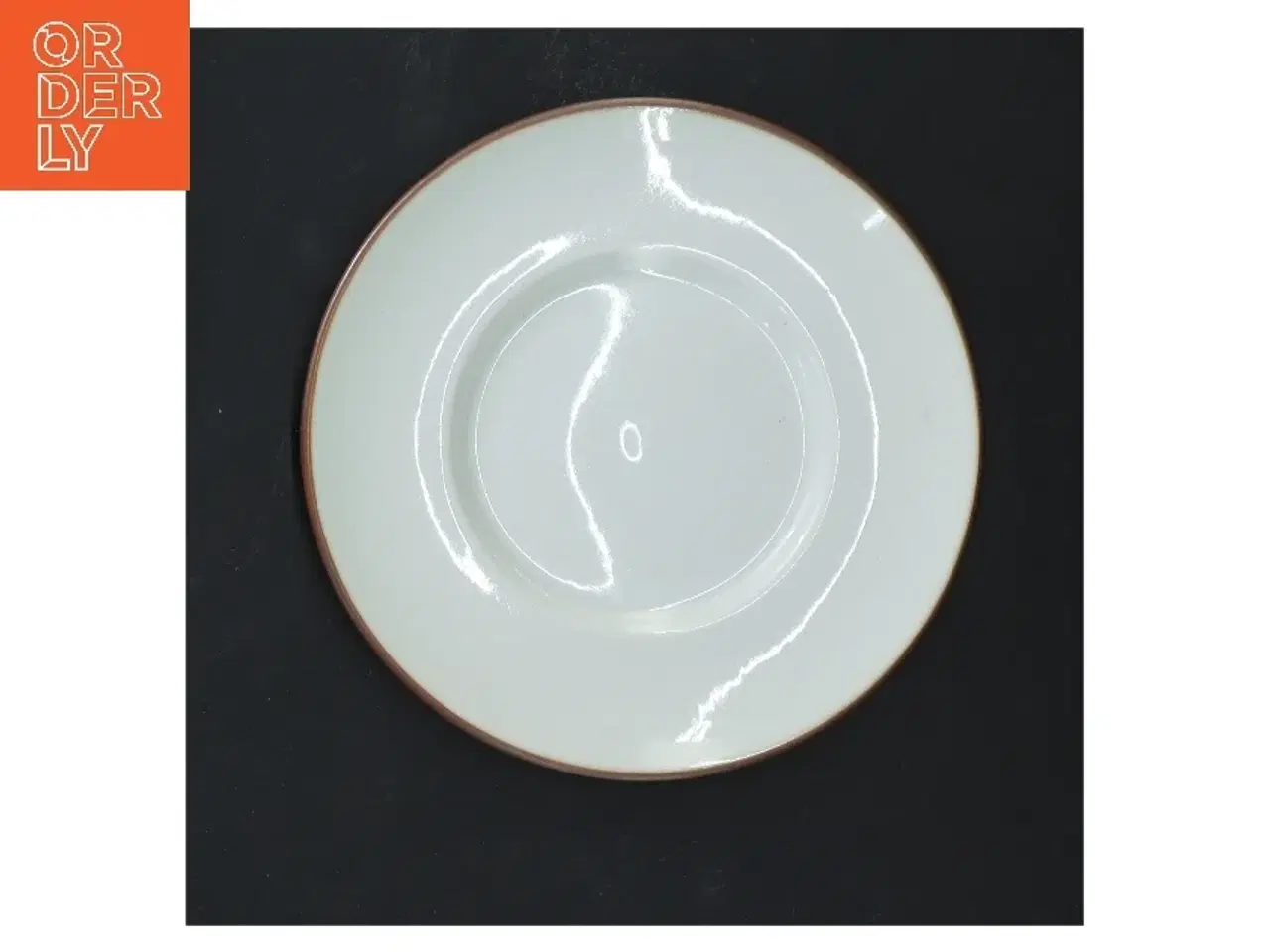Billede 1 - Domino hvid porcelænstallerken med brun kant, Domino (str. Ø 13,5 cm) fra Royal Copenhagen