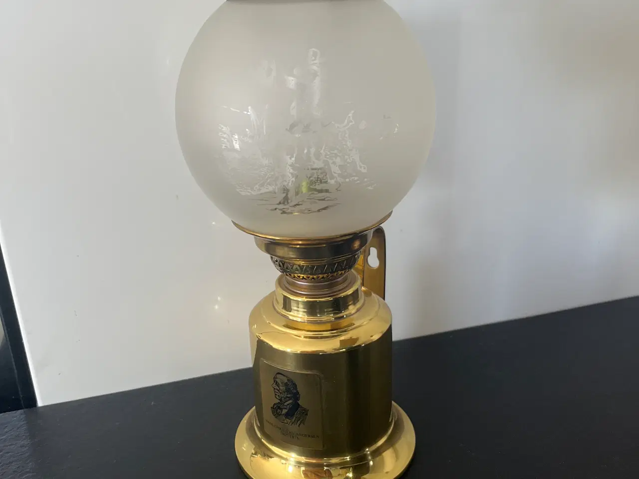 Billede 1 - Petroleumslampe med H.C. Andersen motiv
