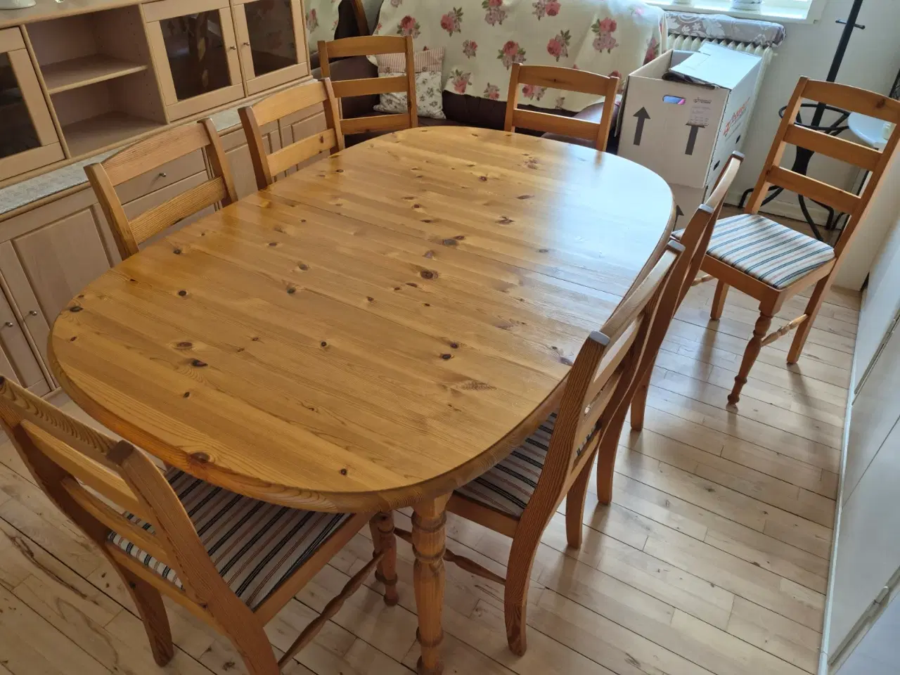 Billede 8 - Spisestue bord/stole/skænk/spejl fyrretræ