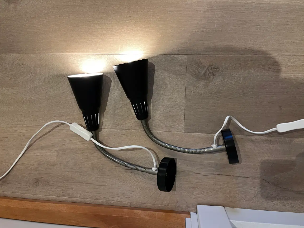 Billede 3 - 2 stk Ikea Kvart væglampe sort med ledpære