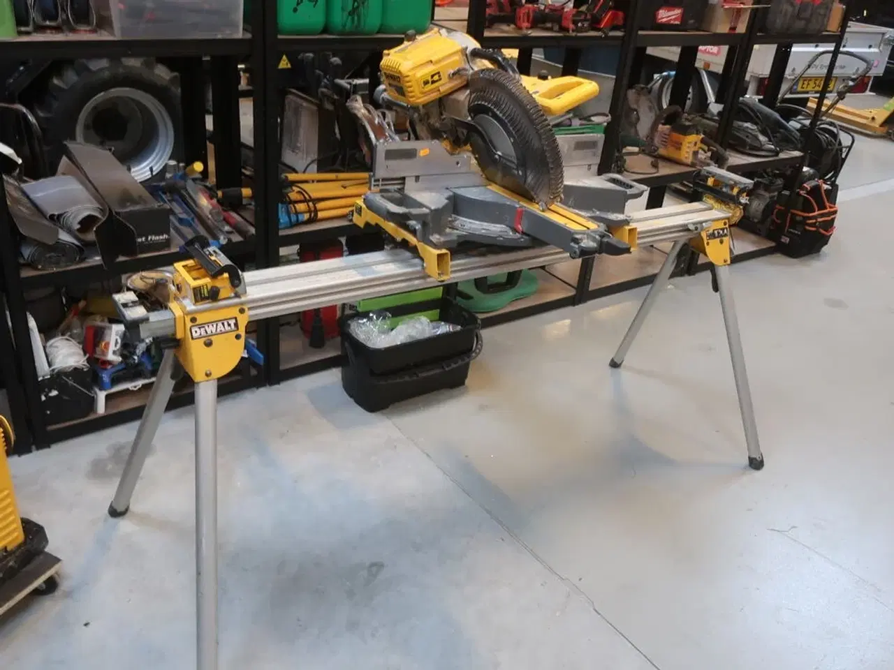 Billede 1 - Kap/ geringssav DEWALT DHS780 med arbejdsbord