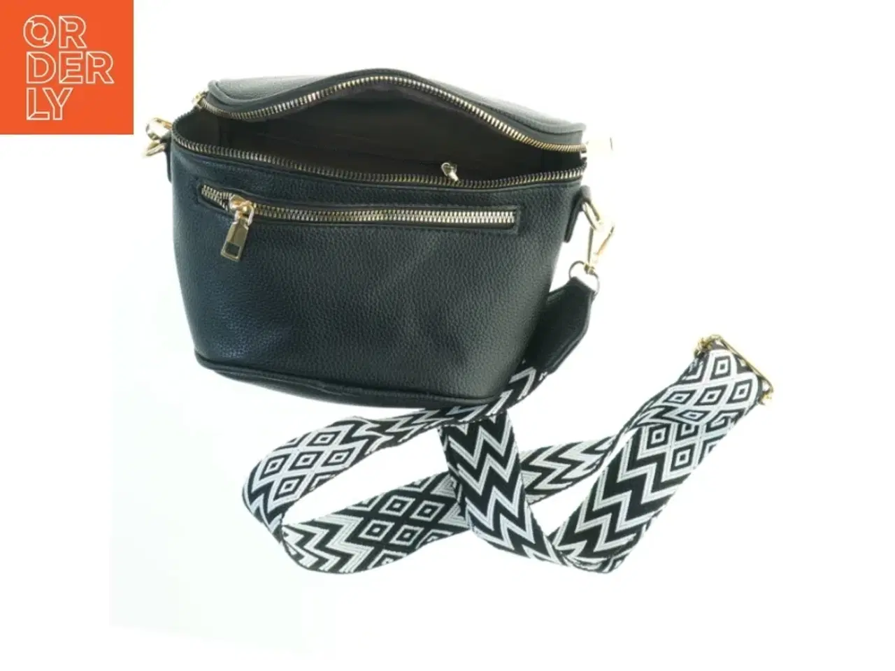 Billede 5 - Lille sort skuldertaske med dekorativ rem (str. 18x23 cm)
