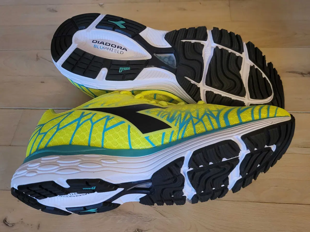 Billede 3 - Diadora Mythos Blushield Fly 2 - herre løbesko 45,