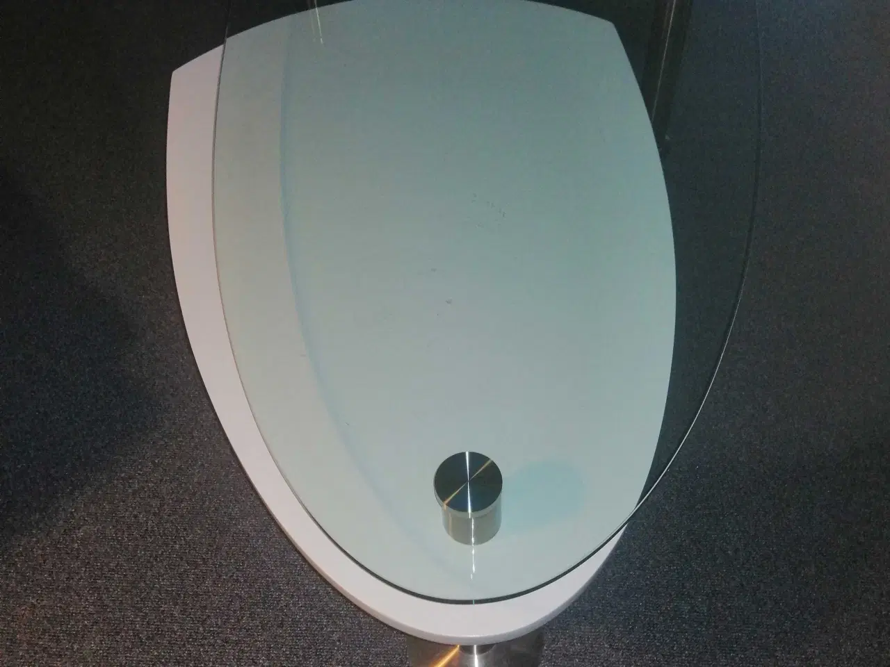 Billede 3 - Sofabord/glasplade, med hvid underbord og to hjul