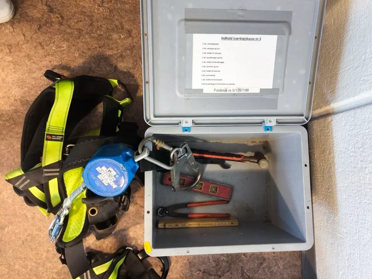 Billede 1 - Kasse m. sikringsgrej samt div.