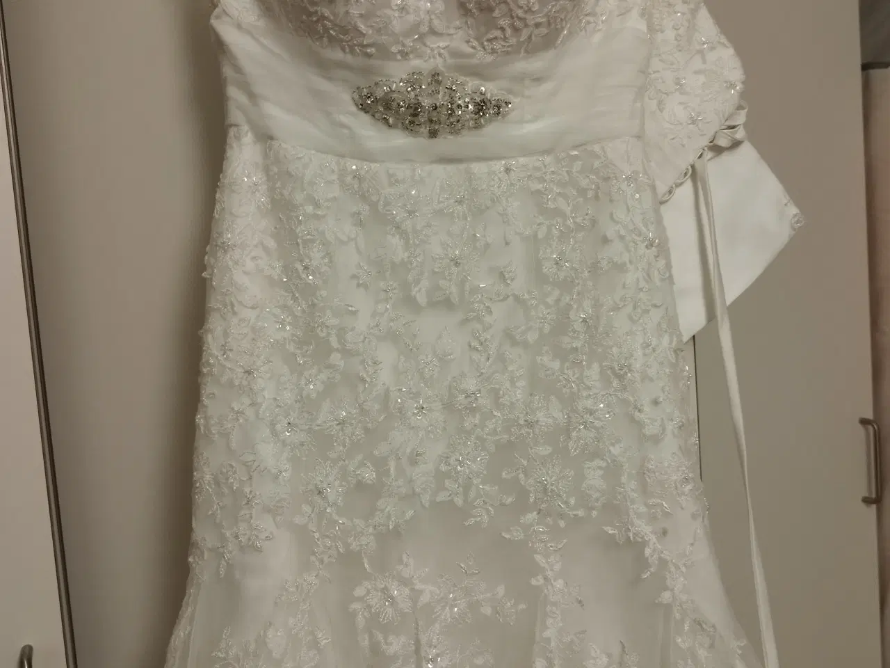Billede 2 - Brudekjole med slør fra Lilly sælges BILLIGT