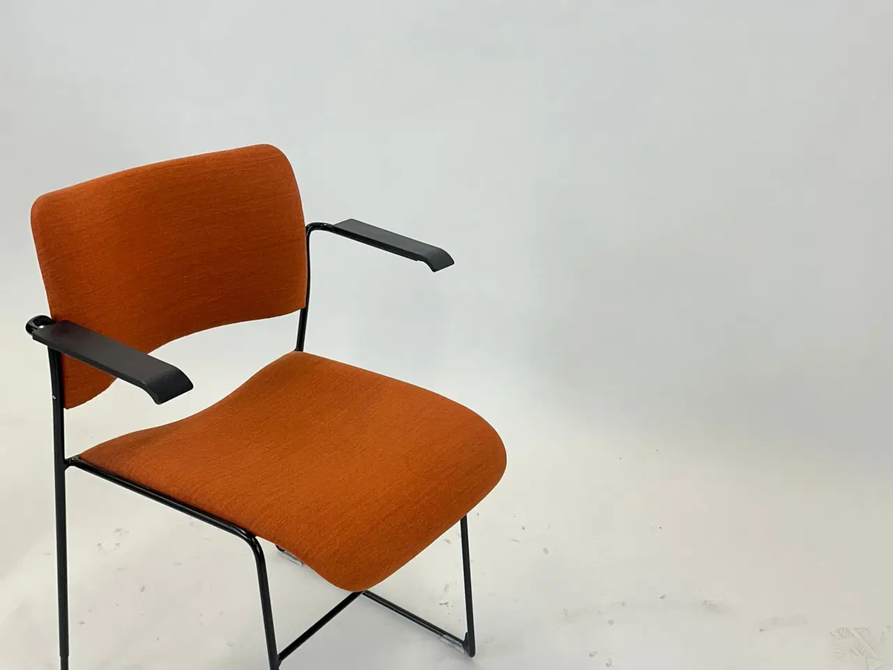 Billede 10 - 40/4 Konferencestol - Howe (Orange m. sorte armlæn)